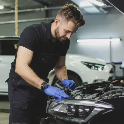 mecanico da cartech trabalhando num audi