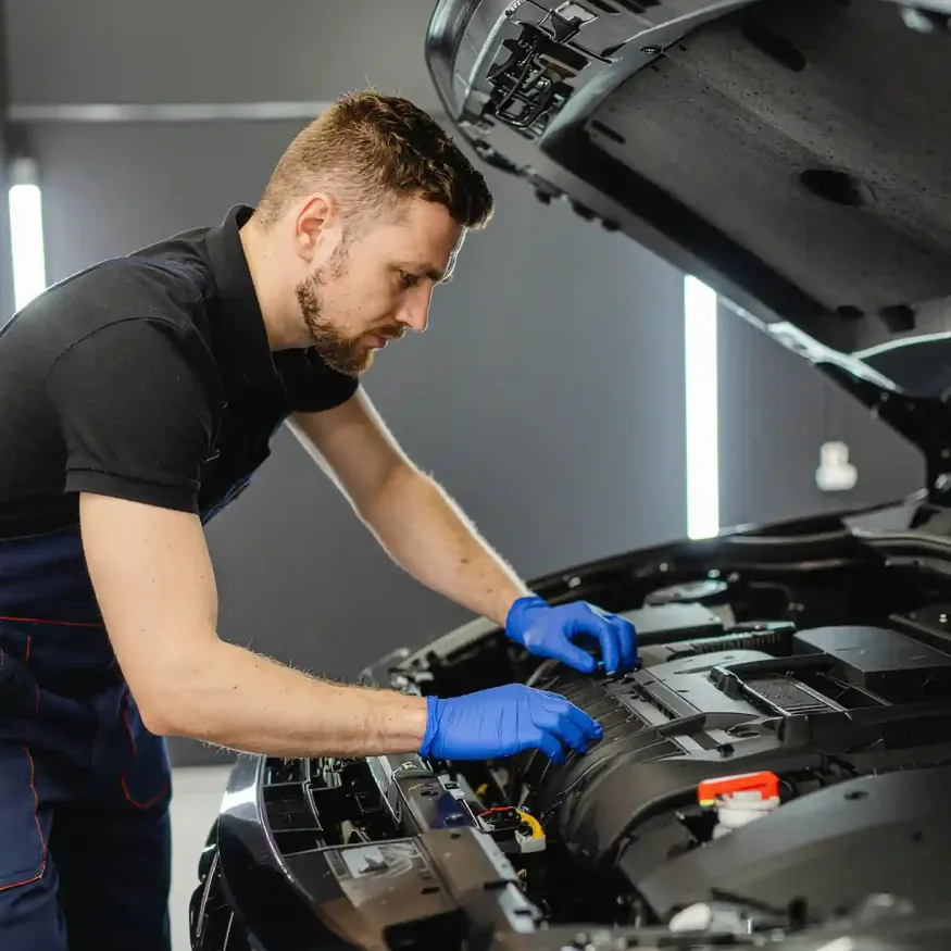 mecanico da cartech trabalhando num carro motor