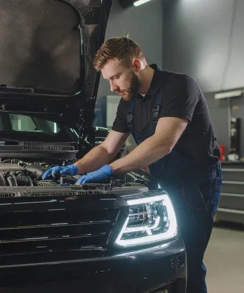 mecanico da cartech trabalhando numa land hover